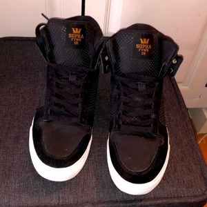 9 1/2 Supra black hightops